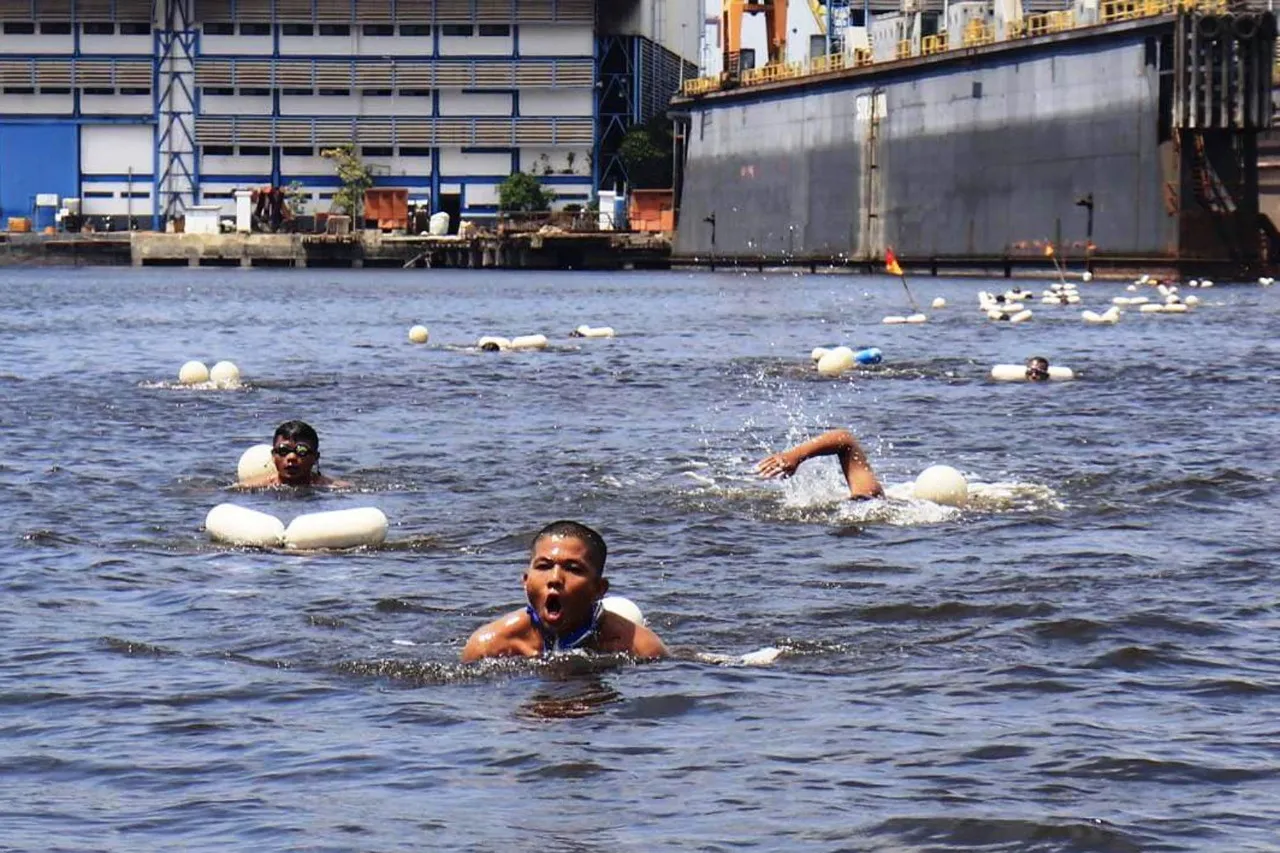 Prajurit Yonif 3 Marinir Uji Ketahanan Fisik Dengan Renang Laut