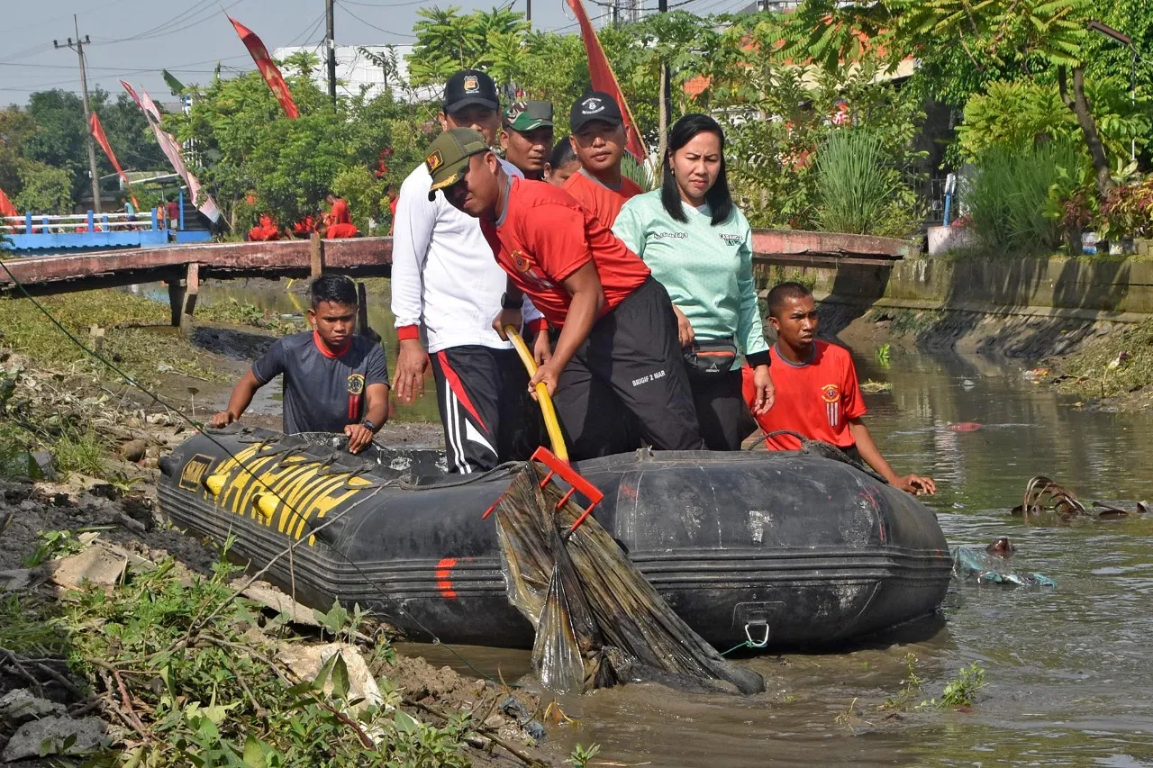 Prajurit Brigif 2 Mar Bersama Warga Bersihkan Sungai Desa Ketajen