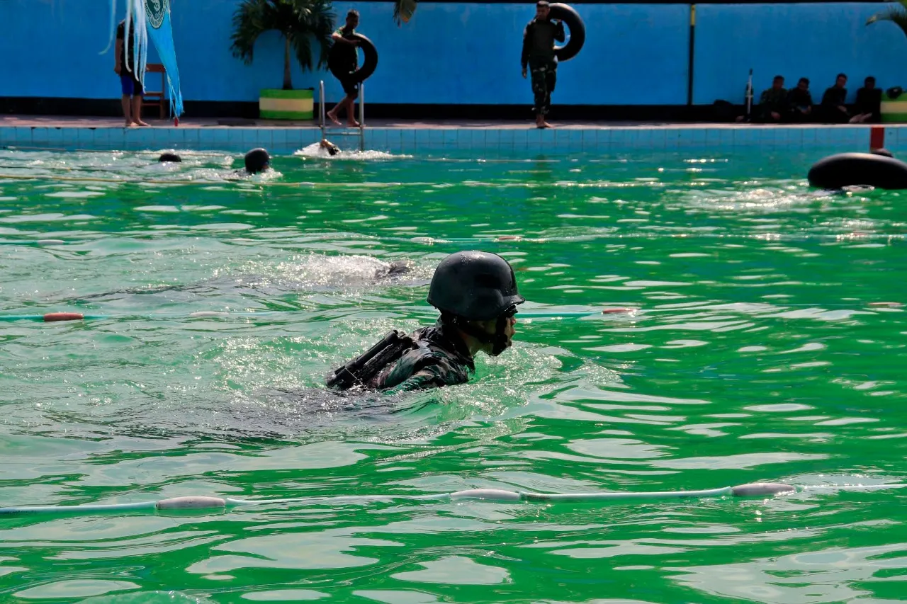 Prajurit Yonif 3 Marinir Uji Kemampuan Perorangan Renang Militer
