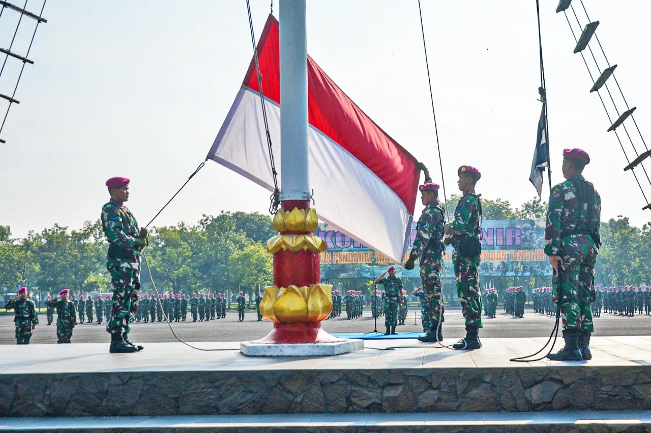 Prajurit Dan PNS Brigif 2 Marinir Laksanakan Upacara Bendera