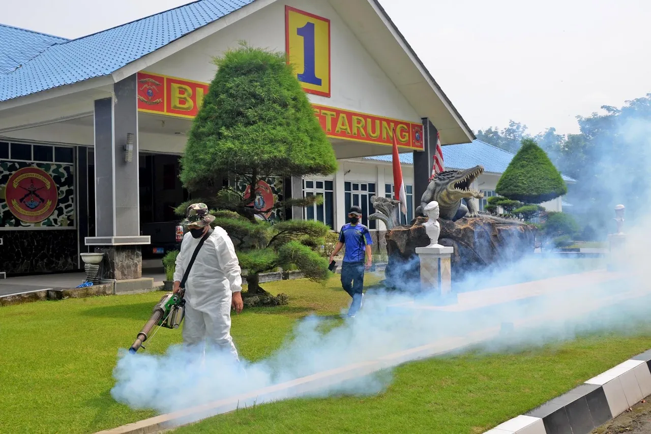 Peduli Kesehatan Lingkungan, Yonif 1 Marinir Laksanakan Fogging