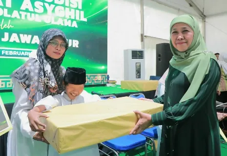 Gubernur Khofifah Beri Hadiah Empat Pemenang Audisi Shalawat Asyghil