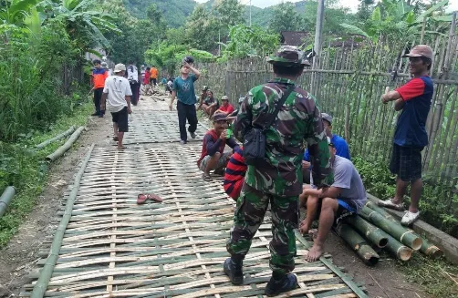 Tim Relawan Kebencanaan Buat Jembatan Darurat