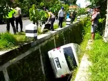 Diduga Sopir Mengantuk, Minibus Terjerembab Masuk Parit