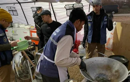 Relawan Mahasiswa Indonesia Sajikan Makanan EMT dan USAR