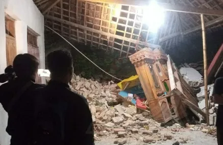 Hujan Tiga Jam, Tebing Longsor Timpa Rumah Warga di Magetan