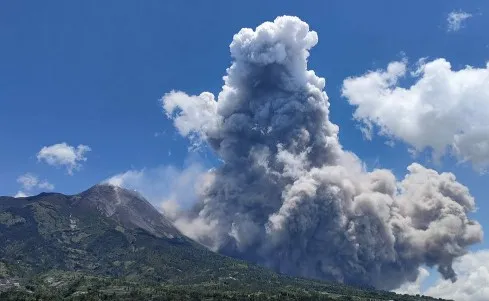 Gunung Merapi Muntahkan Awan Panas Guguran