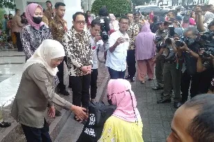 Gubernur Khofifah Bagikan 650 Paket Sembako untuk Warga di Kantor Gubernur 