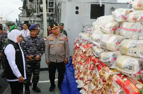 Gubernur Khofifah dan Forkopimda Lepas Bantuan Logistik ke Pulau Masalembu
