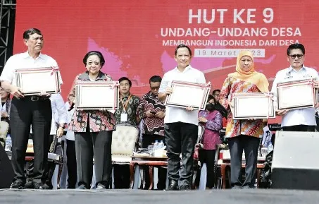Khofifah Dapat Penghargaan Gubernur Peduli Kesejahteraan Aparatur Desa
