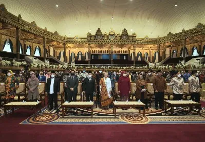 Gubernur Khofifah Apresiasi Orasi Ilmiah Kepastian Hukum Produk Halal
