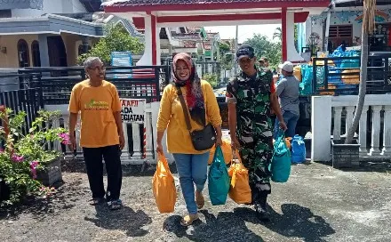 Babinsa Cerme Salurkan Bantuan Sosial untuk Warga Kurang Mampu