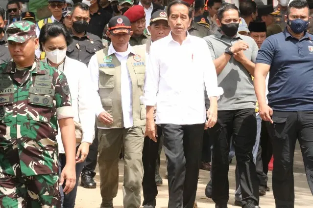 Presiden Jokowi dan Ibu Iriana Salat Idul Fitri di Masjid Sheikh Zayed