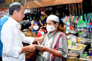 Presiden Jokowi Bagikan THR ke Pedagang Pasar di Depok