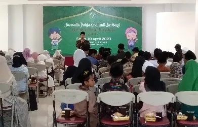 Jurnalis Pokja Grahadi Ajak Anak Yatim Belanja Lebaran dan Buka Puasa