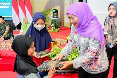 Gubernur Khofifah Beri Hadiah Alquran untuk Pramuka di Situbondo