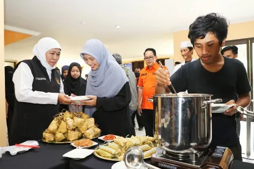 Gubernur Khofifah Ajak Penyintas dari Sudan Sarapan Ketupat Opor