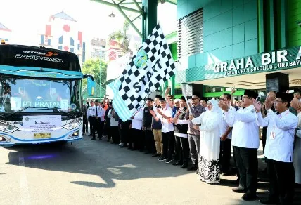 Khofifah Beri Hadiah Spesial Jemaah Haji Lansia di Embarkasi Surabaya