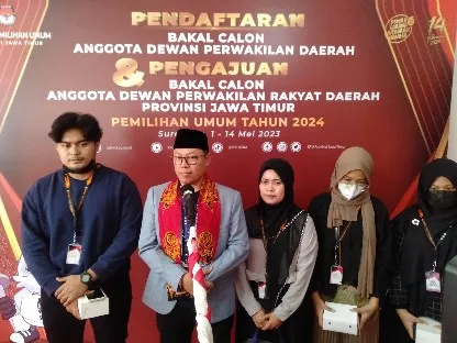 Nawardi Diantar Istri dan Tiga Anaknya Daftar ke KPU Jatim 