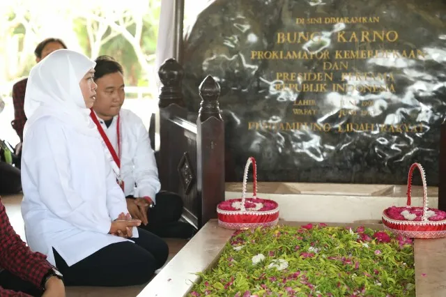 Gubernur Khofifah Ziarah Makam Bung Karno  
