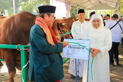 Gubernur Khofifah Pesan Pentingnya Kesalehan Sosial, Berbagi ke Sesama