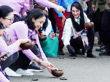 Arumi Dampingi Ibu Negara dan OASE KIM Lepas Tukik di Pantai Bangsring