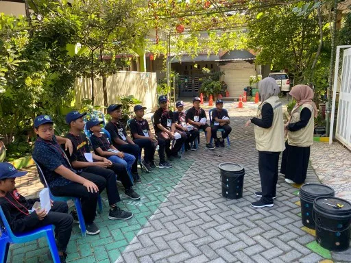 Kader Muda Lingkungan Kampung Edukasi Sampah Beri Edukasi Anak Yatim