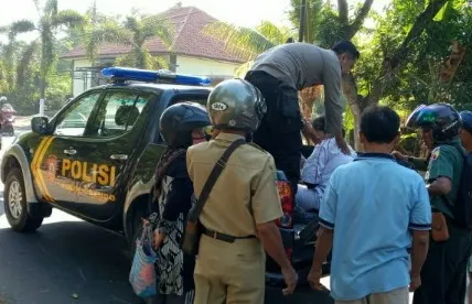 Terperosok Lubang, Pemotor Siswi STM Magetan Jungkir Balik di Jalanan
