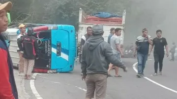 Minibus Rombongan Wisata Terguling di Lereng Lawu Magetan