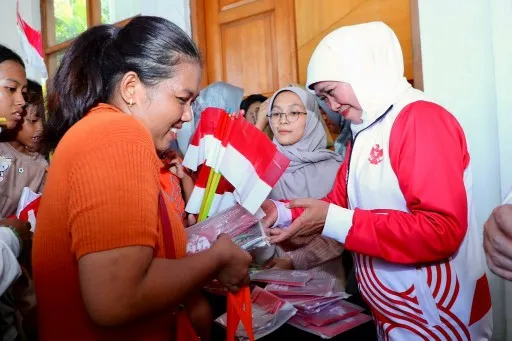 Gubernur Khofifah Bagikan 3 Ribu Bendera dan Sembako untuk Masyarakat