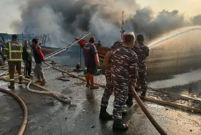 Pemadaman Dan Evakuasi 41 Kapal Nelayan Terbakar di Pelabuhan Jongor