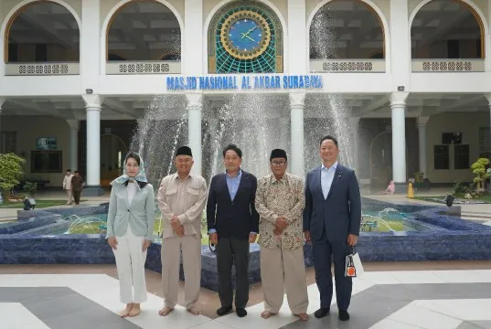 Anggota DPR Jepang Kunjungi Masjid Al Akbar Surabaya