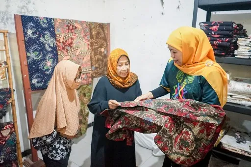 Gubernur Khofifah Sebut Batik Bagian Perkuat UMKM Sambut Porprov VIII