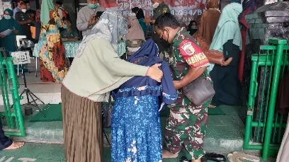 Nenek Tutik Dibopong Prajurit TNI Saat Vaksin Booster