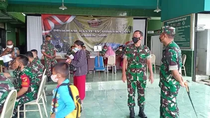 Kodim Surabaya Selatan Bagikan Sembako Kepada Tukang Becak