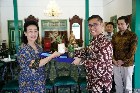 PLN Nusantara Power Serahkan Pot Bunga dari FABA ke GKR Hemas
