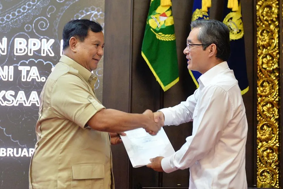 Menhan Prabowo Serahkan Laporan Hasil Pemeriksaan Keuangan 