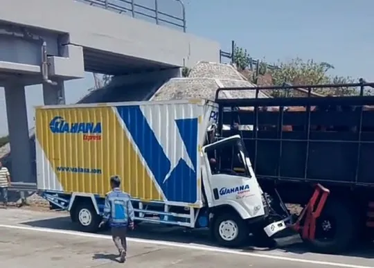 Di Ngawi, Sopir Truk Logistik Tewas Seruduk Bokong Truk Parkir 