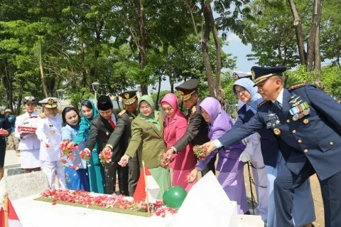 Dangartap III/Surabaya Tabur Bunga Di Pusara Pahlawan