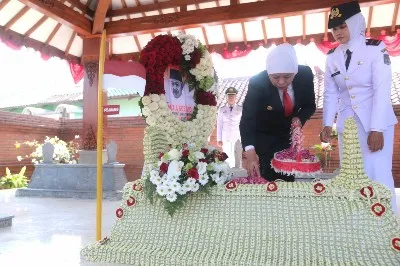 Gubernur Khofifah Pimpin Ziarah ke Makam Gubernur Soerjo