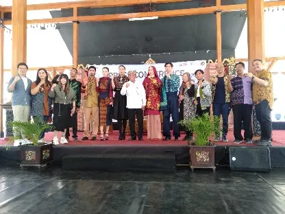 Hadirkan Trend Fashion Baru, Berbahan Tenun dan Batik Jawa Timur 
