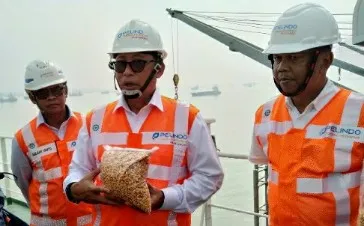 Dirut Bulog Saksikan Bongkar Muat Jagung Import untuk Peternak Mandiri
