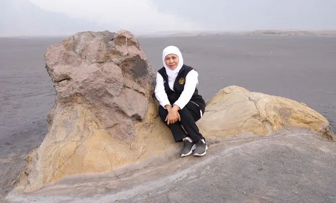 Khofifah Unggah di IG, Duduk di Singa, Kode Dukungan ke Prabowo