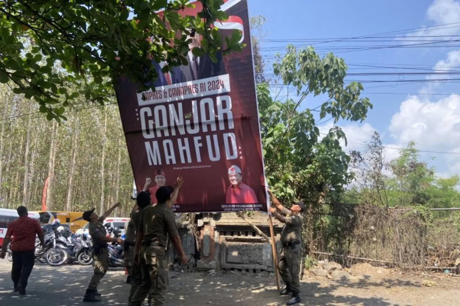 Jokowi ke Bali Baliho Ganjar - Mahfud Dicopoti, PDIP Bereaksi