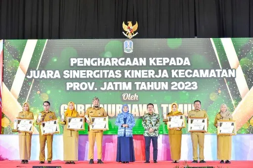 Tujuh Camat Terima Penghargaan Dari Gubernur Jatim Khofifah