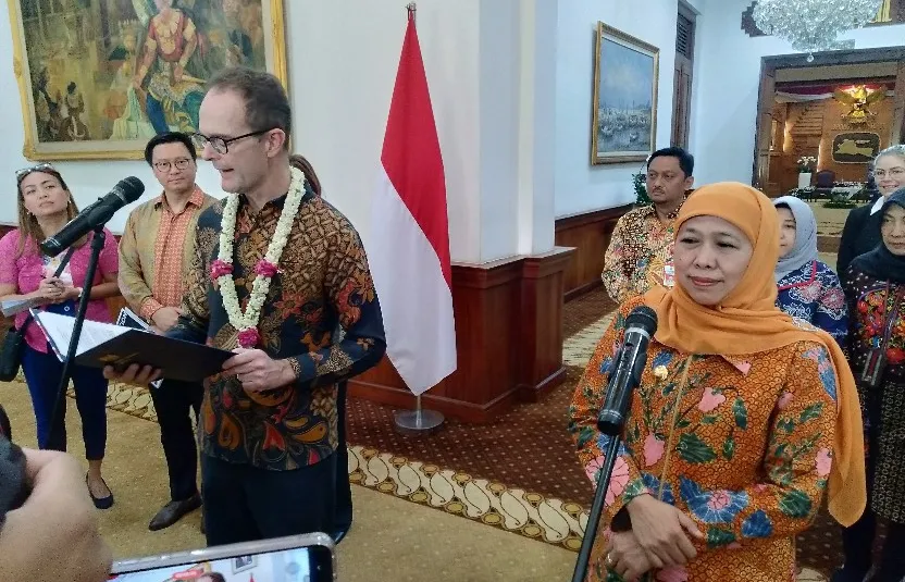 Gubernur Khofifah Terima Dubes Inggris Dominic Jermey