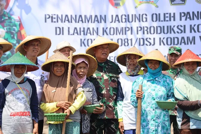 Pangdam Brawijaya Tanam Jagung di Desa Ngeni, Blitar