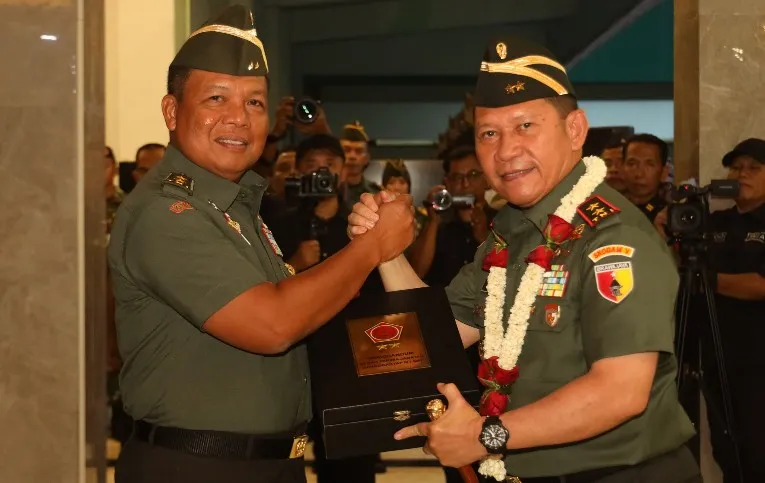 Mayjen TNI Rafael Granada Disambut Ratusan Prajurit dan Persit