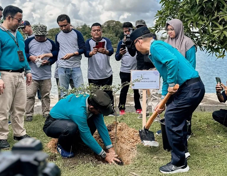 PLN NP Hijaukan Danau Rusa di Peringatan Hari Menanam Pohon Indonesia