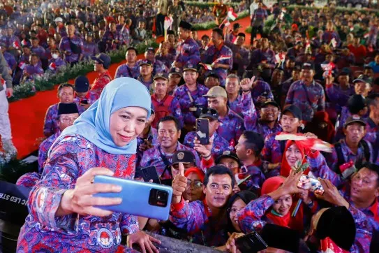 Khofifah Terima Penghargaan Ibu Perangkat Desa Jatim dari PPDI Jatim